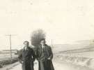 Dos jovenes en la carretera de Segovia. F.Llorente